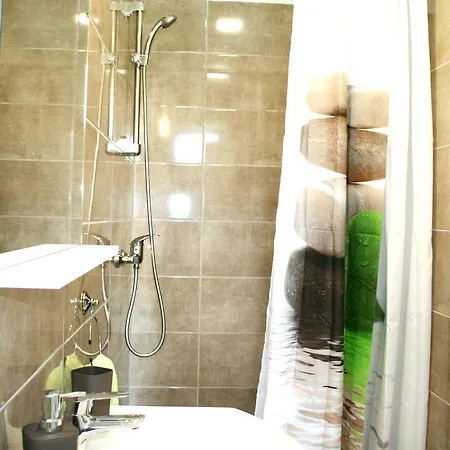 Guest house Downtown Juricev 3*