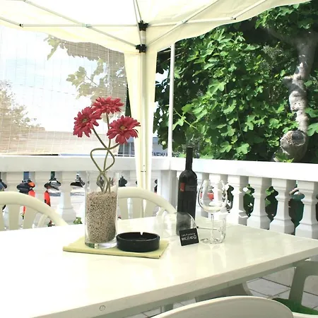 Guest house Downtown Juricev 3*